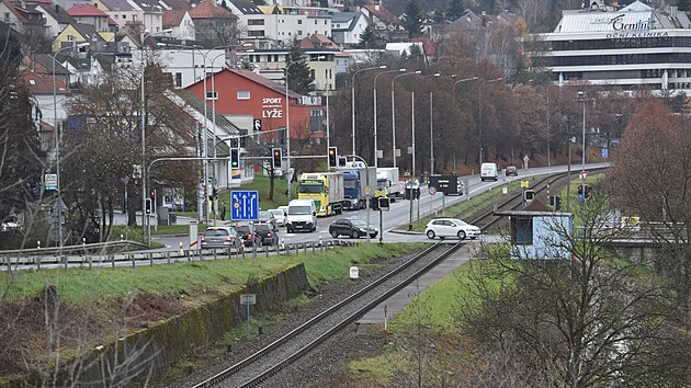 Dosavadní křižovatka, která vede do zlínské průmyslové zóny Příluky kapacitně nestačila a most přes řeku Dřevnici je v havarijním stavu (prosince 2022)