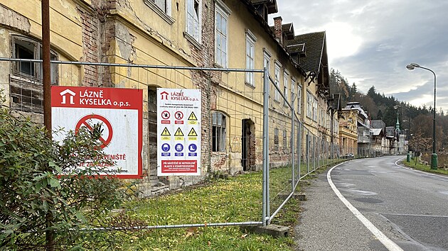 Postup prací na obnově zanedbaného lázeňského areálu v Kyselce na Karlovarsku.