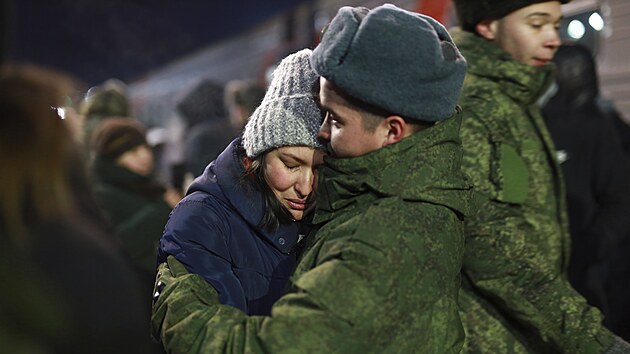 Mobilizovan Rusov se lou vstc budoucm trapm na bojiti. (2. prosince 2022)