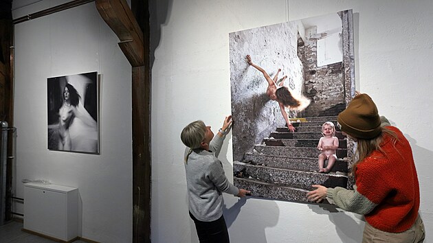 Instalace v�stavy G4 v�ro�n� zpr�va 1985�2022 v chebsk� Galerii 4 (29. 11. 2022)