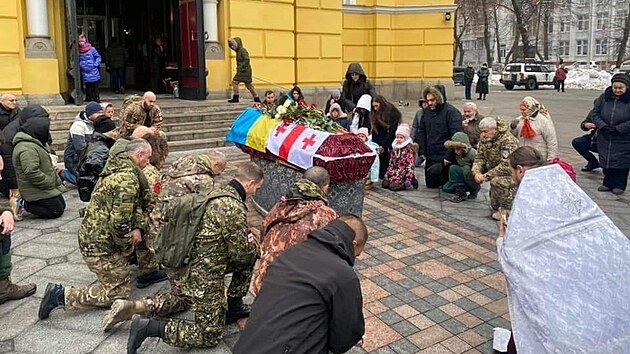 Ukrajinci vzdávají hold gruzínskému dobrovolníkovi, který padl u Bachmutu. (5. prosince 2022)