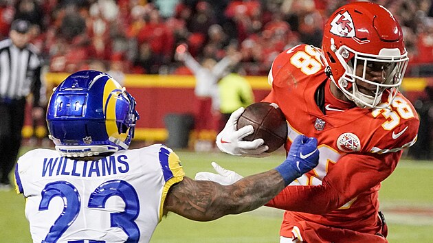 Joshua Williams (23) z Los Angeles Rams se pokou zastavit L'Jariuse Sneeda z Kansas City Chiefs.