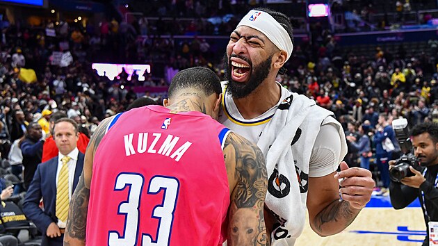 Anthony Davis (vpravo) z Los Angeles Lakers se raduje po zpase s Washington Wizards s Kylem Kuzmou.