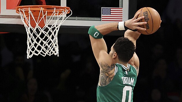 Jayson Tatum z Boston Celtics smeuje.