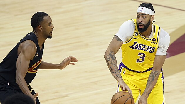 Anthony Davis (3) z Los Angeles Lakers v zpase s Cleveland Cavaliers, brn ho Evan Mobley.