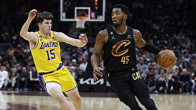 Donovan Mitchell (45) z Clevelandu atakuje ko LA Lakers, brn ho Austin Reaves (15).