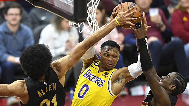 Russell Westbrook (0) z Los Angeles Lakers se sna pihrt v zpase s Cleveland Cavaliers, brn ho Jarrett Allen (31) a Caris LeVert.