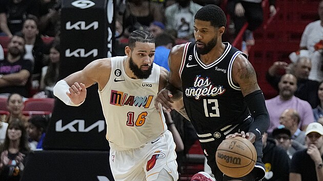 Paul George (13) z Los Angeles Clippers to v zpase s Miami Heat, sleduje ho Caleb Martin (16).