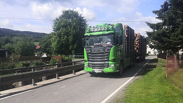 Polsk kamion veze kulatinu pes Machovskou Lhotu na hranin pechod a do Polska. (14. ervna 2022)