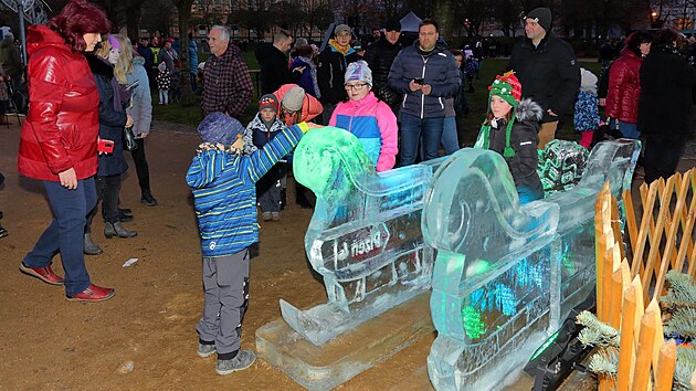 Nezn�m� vandal poni�il ledovou sochu v Plzni na Doubravce. D�ti se z n� radovaly jen p�r hodin.
