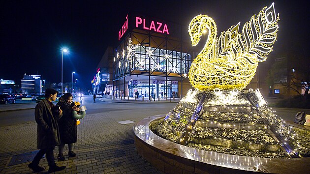 Rozsv�cen� obchodn� centrum Plaza v Plzni. (30. 11. 2022)