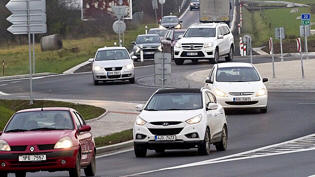 Nový kruhový objezd u budoucího obchvatu Losiné u Plzně začal sloužit řidičům, skončilo nekonečné čekání v kyvadlově řízeném úseku. (1. 12. 2022)