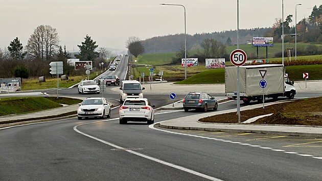 Nový kruhový objezd u budoucího obchvatu Losiné u Plzně začal sloužit řidičům, skončilo nekonečné čekání v kyvadlově řízeném úseku. (1. 12. 2022)