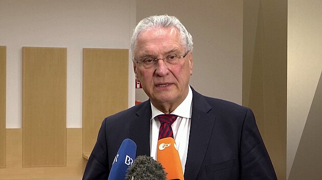 Musíme s těmito šílenostmi bojovat, říká bavorský ministr vnitra k razii