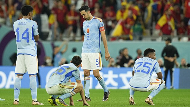 Španělští fotbalisté v čele s kapitánem Sergiem Busquetsem vstřebávají vyřazení z osmifinále mistrovství světa po rozstřelu s Marokem.