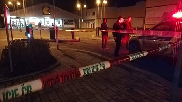 Policisté vyšetřují napadení mezi dvěma muži v Chocni. Jeden skončil v péči záchranářů. (3. prosince 2022)