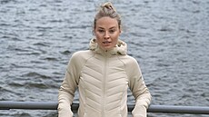 V bundi�ce, jakou vidíte na modelce, m��ete sportovat i vyrazit na procházku....