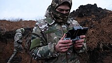 Ukrajintí vojáci v zákopech kolem Bachmutu testují malé przkumné drony. (25....