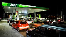 Cenový strop na pohonné hmoty v Maďarsku způsobil nedostatek paliv (5. prosince...