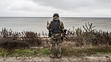 Ukrajinský voják na břehu Dněpru v Chersonské oblasti (29. listopadu 2022) | na serveru Lidovky.cz | aktuální zprávy