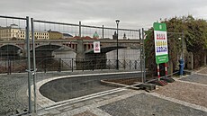 Jen den po otev�ení nové cyklostezky pod Mánesovým mostem, byl 77 metr� dlouhý...