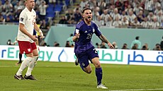 Argentinec Alexis Mac Allister slaví gól proti Polsku.