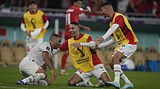 Marotí fotbalisté oslavují postup do osmifinále.