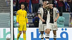 Zklamaní němečtí fotbalisté po druhé brance Kostariky. | na serveru Lidovky.cz | aktuální zprávy
