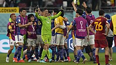 Japontí fotbalisté slaví postup do osmifinále.