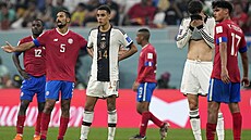 Zklamaní němečtí a kostaričtí fotbalisté po konci svých týmů na mistrovství...