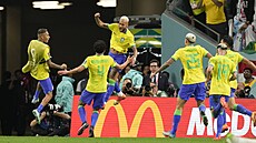 Radost brazilských fotbalist po brance Neymara.