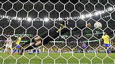 Chorvatský útoník Bruno Petkovi pekonává brazilského gólmana Alissona...
