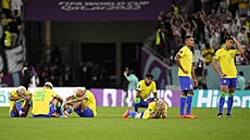 Smutnící braziltí fotbalisté po tvrtfinálovém zápase s Chorvatskem.