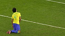 Brazilec Marquinhos po neproměněné penaltě proti Chorvatsku ve čtvrtfinále...