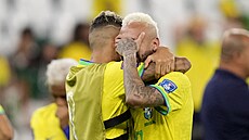 Brazilec Raphinha utěšuje Neymara po prohře ve čtvrtfinále mistrovství světa.