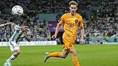 Nizozemský zálo�ník Frenkie de Jong stíhá mí� v utkání s Argentinou.