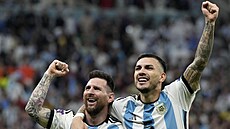 Argentinci Lionel Messi a Leandro Paredes oslavují vítzství ve tvrtfinále na...