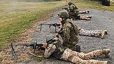 Instruktoi cvií ukrajinské vojáky ve Vojenském újezdu Libavá.