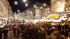 Obyvatelé St. Gallenu se rádi potkávají na adventním trhu.