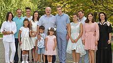 Bloruský vdce Alexnadr Lukaenko se svými temi syny a jejich rodinami. Vlevo...