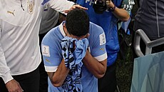 Luis Suárez opoutí hit v slzách po vyazení Urugaye.