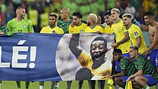Braziltí fotbalisté po utkání s Jiní Koreou drí banner na podporu nemocné...