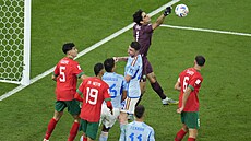 Marocký branká Jasín Bunú boxuje mí v osmifinále mistrovství svta proti...