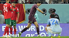 Marocký brankář Jasín Bunú oslavuje v osmifinále mistrovství světa proti...