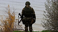 Ruský voják na bojovém stanovišti u řeky Dněpr (26. listopadu 2022)