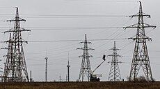 Zaměstnanci udržují elektrické vedení poškozené ruskými vojenskými údery v...