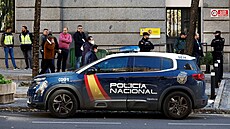 Španělská policie poblíž španělského ministerstva obrany poté, co byla na...