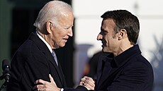 Joe Biden vítá Emmanuela Macrona pi slavnostním píjezdu do Bílého domu. (1....