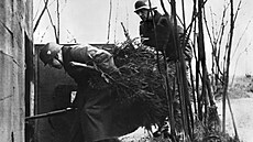 Nmetí vojáci vnáí vánoní stromeek do úkrytu kdesi na východní front.