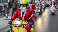V kostýmech Santa Clause vyrazili milovníci legendárních skútrů Vespa na první...